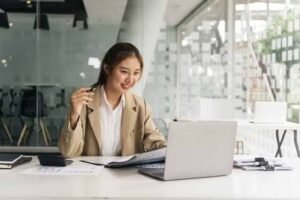 7 Rekomendasi Outfit Kerja yang Nyaman, Rapi, dan Stylish